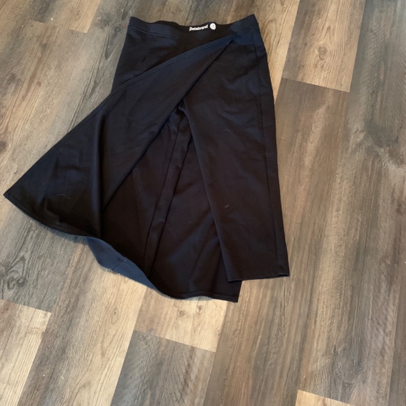 Beta‎ brand black slit skirt with pants underneath. Worn once - Picture 6 of 7